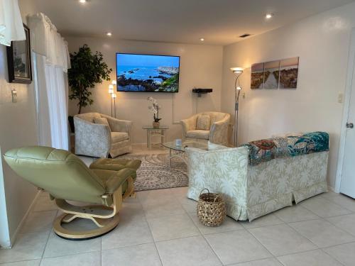 uma sala de estar com um sofá, cadeiras e uma mesa em Heated Pool Paradise, Gulf Access, Pet Friendly em Port Charlotte