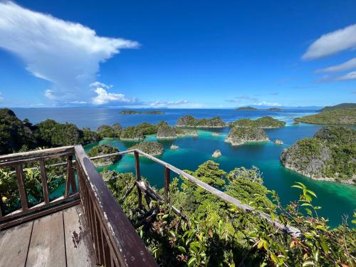 a view of the islands in the water at Tour raja Ampat paradise in Minyaifuin