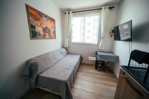 En eller flere senge i et værelse på Apartamento confortável próximo ao Transamérica Expo
