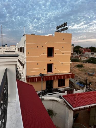 - une vue sur un bâtiment depuis le toit dans l'établissement SRI BALAJI LODGING, à Tiruchchendūr