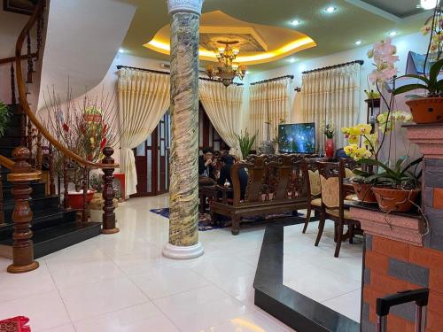 a lobby with tables and chairs in a store at villa Nga Hoàng Đà lạt in Da Lat
