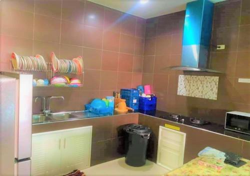 a kitchen with a sink and a counter top at บ้านพักชะอำ Dream​ ​& Dear​ Fantasy​ Pool​ Villa​ Cha-am in Ban Sa