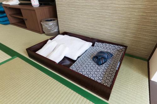 a box with towels and a tie in a room at 紀州鉄道片瀬江ノ島ホテル in Fujisawa