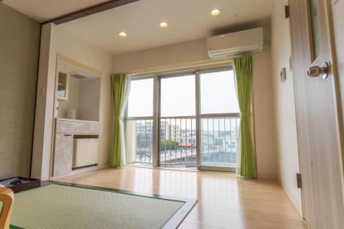 una sala de estar vacía con una gran ventana en 紀州鉄道片瀬江ノ島ホテル, en Fujisawa