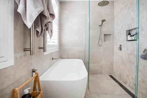 uma casa de banho com um WC e um chuveiro em LegaSea Lodge - Pet Friendly Beachfront with Plunge Pool em Shellharbour