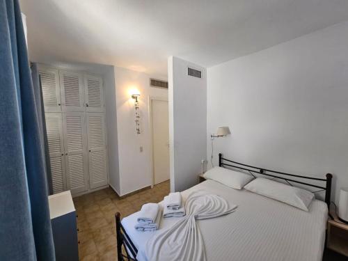 Giường trong phòng chung tại Corfu Glyfada Menigos Resort 2-5