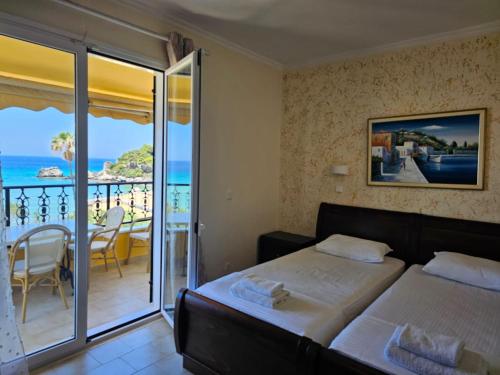 Postel nebo postele na pokoji v ubytování Corfu Glyfada Apartment 46