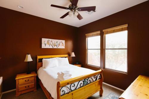 Schlafzimmer mit einem Bett und einem Deckenventilator in der Unterkunft Sprawling Arizona Oasis w/ Dream Backyard in Anthem