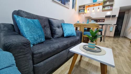 un soggiorno con divano e tavolo di Home Eliz El espacio perfecto a Cartago