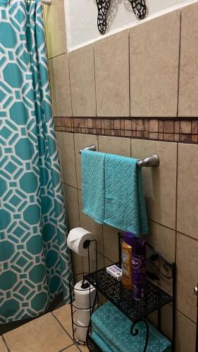 a bathroom with blue towels on a rack in a shower at Cabaña Vistas del Volcán in Nueva San Salvador