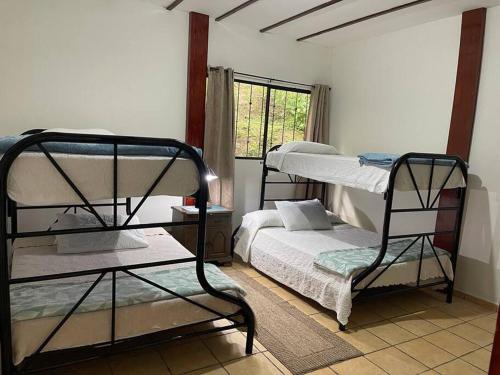 a room with two bunk beds and a window at Cabaña Vistas del Volcán in Nueva San Salvador