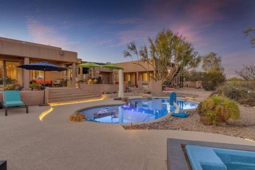 uma piscina num quintal com uma casa em Serene Resort Style Living w/ Dream Backyard em Scottsdale