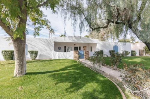 una casa blanca con un árbol en el patio en Moon Valley Treasure - Chef's Kitchen l Pool l Spa en Phoenix