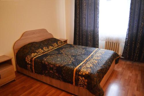 1 dormitorio con cama y ventana en Orizont Hotel en Suceava