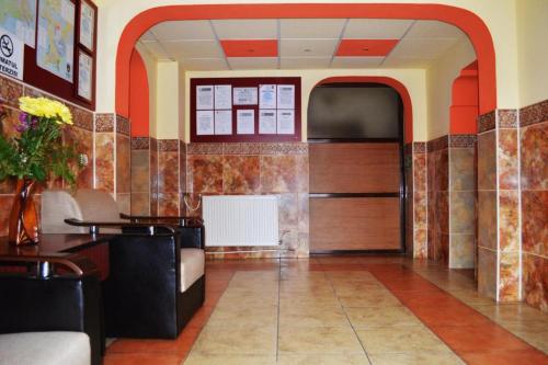 eine Lobby mit einer Holztür in einem Gebäude in der Unterkunft Orizont Hotel in Suceava
