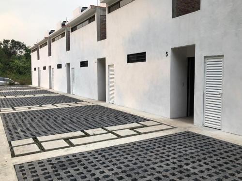 a row of black and white arrays of parking spaces at Las Orquídeas in Tepoztlán