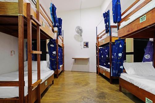 Zimmer mit mehreren Etagenbetten in einem Schlafsaal in der Unterkunft SPOT ON 89805 The Traveler Home in Sibu