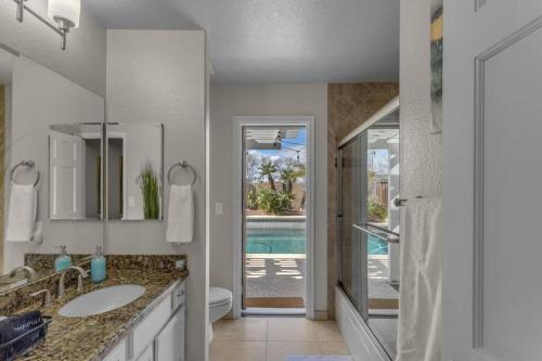 ห้องน้ำของ Complete Luxury Home w/ Pool, Spa & Putting Green