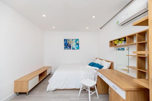 a bedroom with a bed and a desk with a chair at Chau An Villa 5 bedrooms at Ngu Hanh Son in Da Nang
