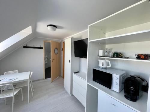 un piccolo appartamento con cucina e sala da pranzo di AMBER Dębki a Dębki