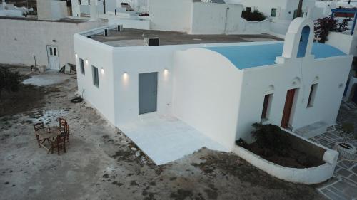 eine Aussicht über ein weißes Gebäude mit einem Tisch und Stühlen in der Unterkunft Saint Barbara luxury home in Dhragoulás