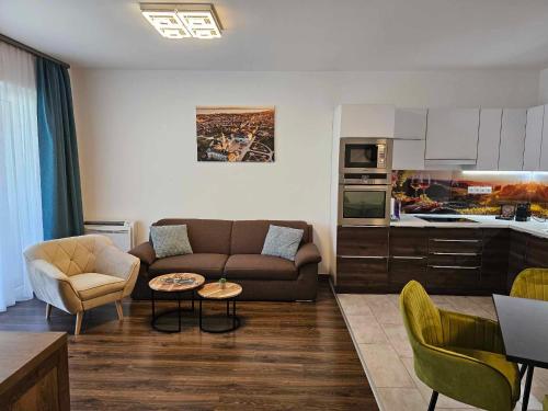 un soggiorno con divano e cucina di Residence Port Royal a Keszthely