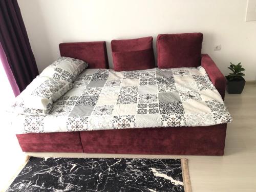 uma cama com uma colcha num quarto em Sмарт студія з терасою !! em Yuzhne