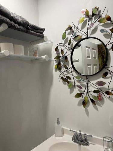 un espejo en la pared sobre un lavabo en White Rock Studio, en Jacksonville