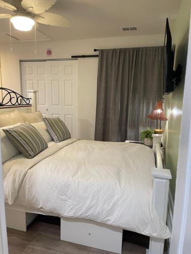 een slaapkamer met een wit bed en een raam bij White Rock Studio in Jacksonville