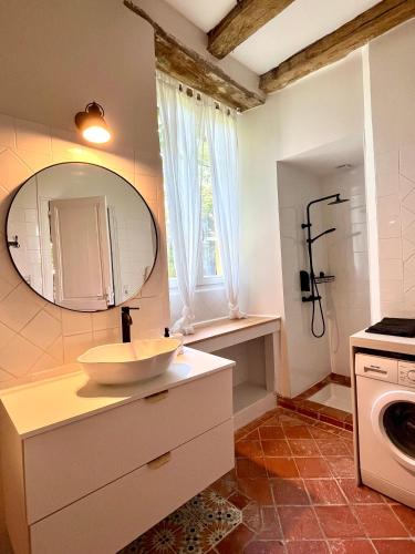 une salle de bain avec un lavabo et un miroir dans l'établissement La Vigne - Maison de charme avec piscine, à Sarlat-la-Canéda