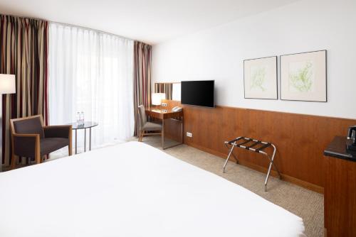 Habitación de hotel con cama y escritorio en K+K Hotel Opera, en Budapest