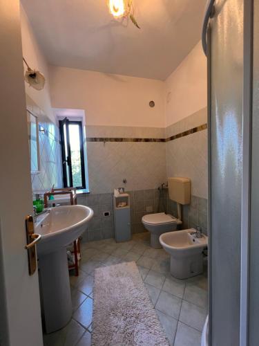 a bathroom with two sinks and a toilet at b&b Antiche Pietre in Bollengo