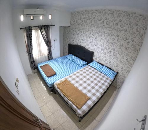 una vista aérea de una cama en una habitación en Kenayan Homestay Jogja, en Salakan