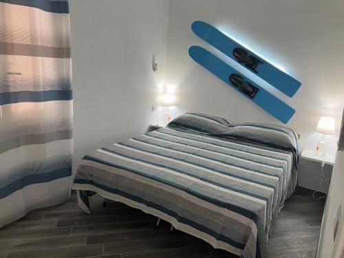 1 dormitorio con 1 cama con luces azules en la pared en Casa De Santis - Roby e Fra al mare Cavallucci en Isola Capo Rizzuto