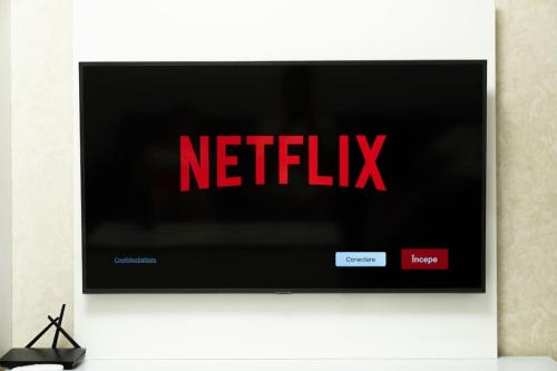 a television screen with the netflix sign on it at Apusului Residence Modern 2 Bedroom Apartment in Roşu