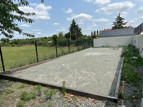 een betonnen oprit voor een hek bij Petite maison 4/6 personnes in Les Ponts-de-Cé