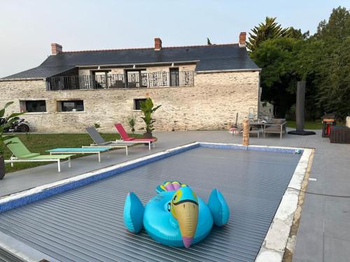 een zwembad met een blauwe opblaasbare titularis zoals teryasteryasteryasteryasteryasteryasteryastery bij Petite maison 4/6 personnes in Les Ponts-de-Cé