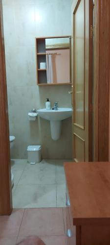 La salle de bains est pourvue d'un lavabo et de toilettes. dans l'établissement Hostal San Julian, 
