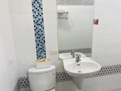 Bilik mandi di 淡水民宿-台北Yes Hotel