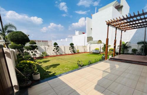 Κήπος έξω από το Shyam Sudha Home Stay