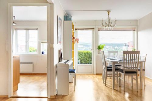 uma cozinha e sala de jantar com mesa e cadeiras em Oslo: Quiet and cosy home with garden and free parking em Grorud
