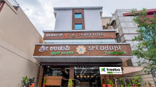 um edifício com uma placa na frente dele em Treebo Trend Fortune Stay Inn em Bangalore