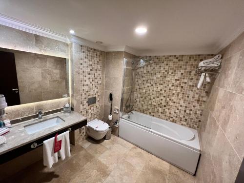 Ramada by Wyndham Istanbul Merterにあるバスルーム