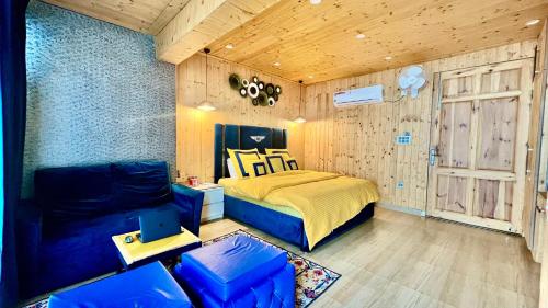 une chambre avec un lit et un canapé dans l'établissement Clarence Cottage, à Mussoorie