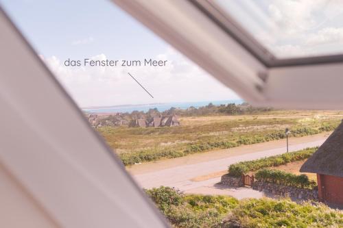 una ventana con vistas a una granja en Boutique Suites Sylt in Kampen am Roten Kliff Re-Opening Mai 2023, en Kampen