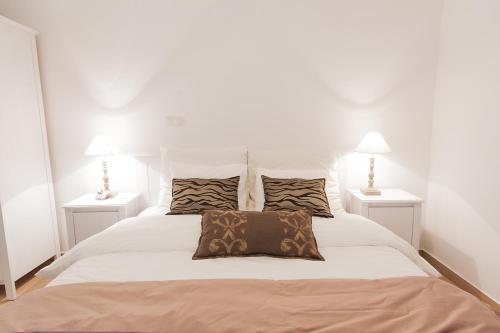 Un pat sau paturi într-o cameră la Effie Perine Apartments