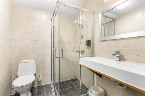 y baño con aseo, lavabo y ducha. en Storebaug Hotell & Kro, en Moss