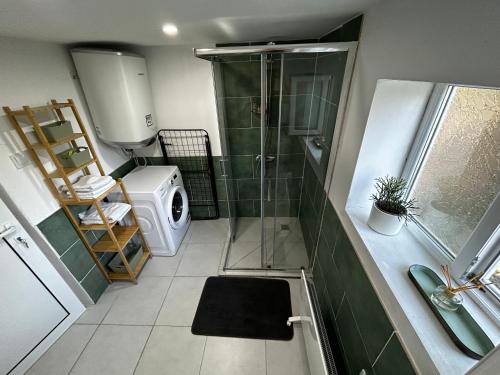 ein Bad mit einer Dusche und einem Waschbecken in der Unterkunft modernes „Tiny House“ in Plewen