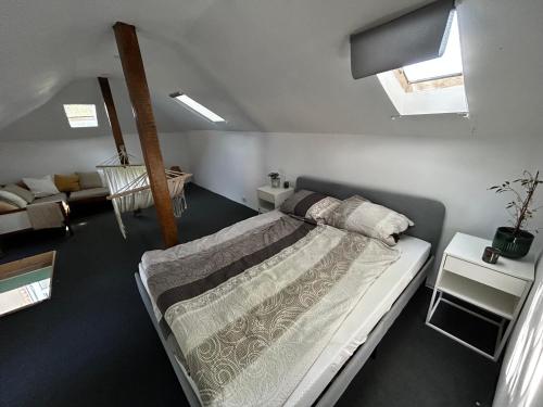 ein Schlafzimmer mit einem Bett und ein Wohnzimmer in der Unterkunft modernes „Tiny House“ in Plewen