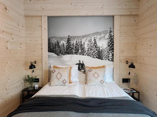 ein Schlafzimmer mit einem großen Bett in einem Holzzimmer in der Unterkunft Dom Górski 878 mnpm in Zakopane